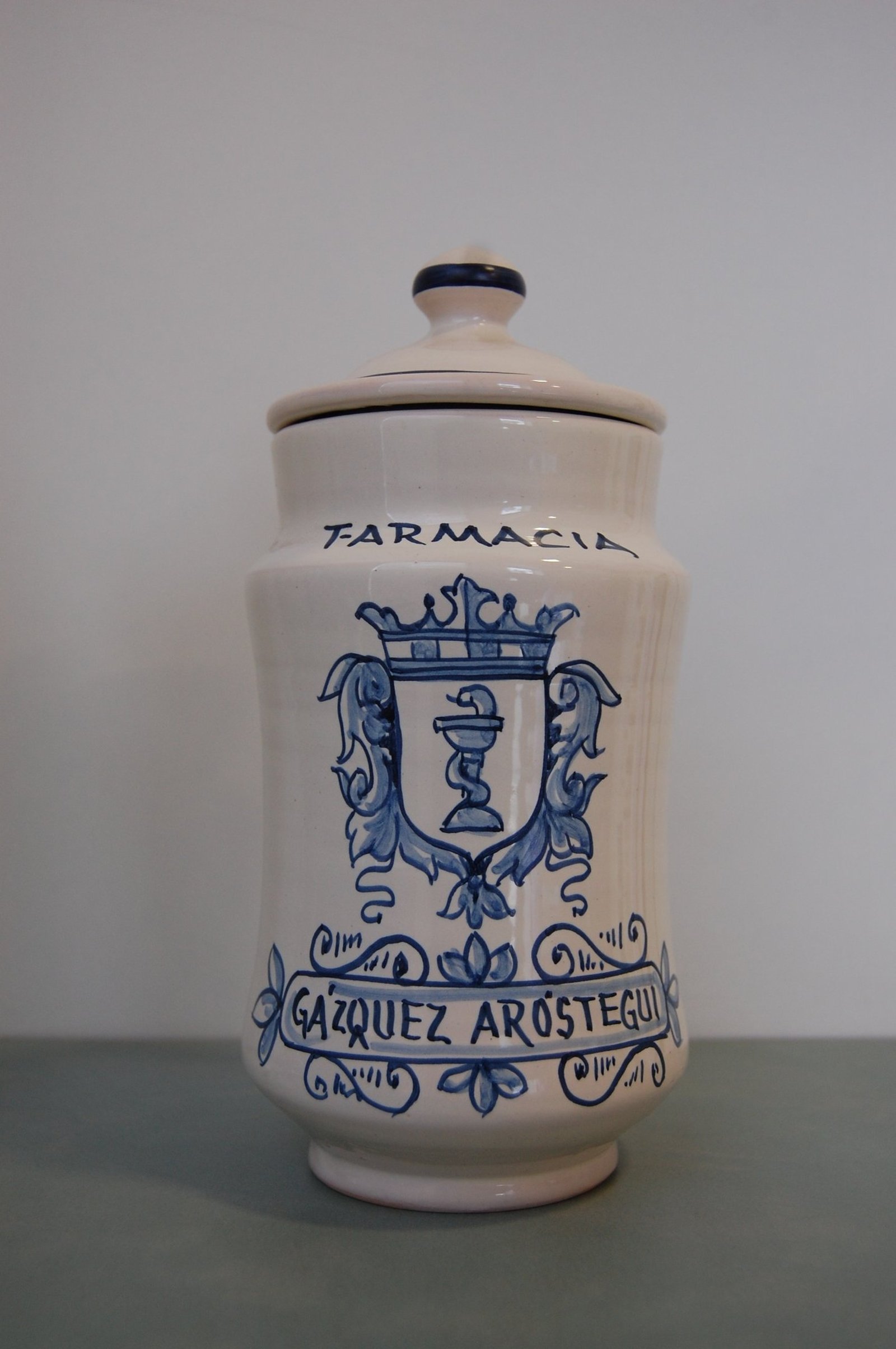 Albarello de cerámica con el escudo de la farmacia Gázquez Aróstegui