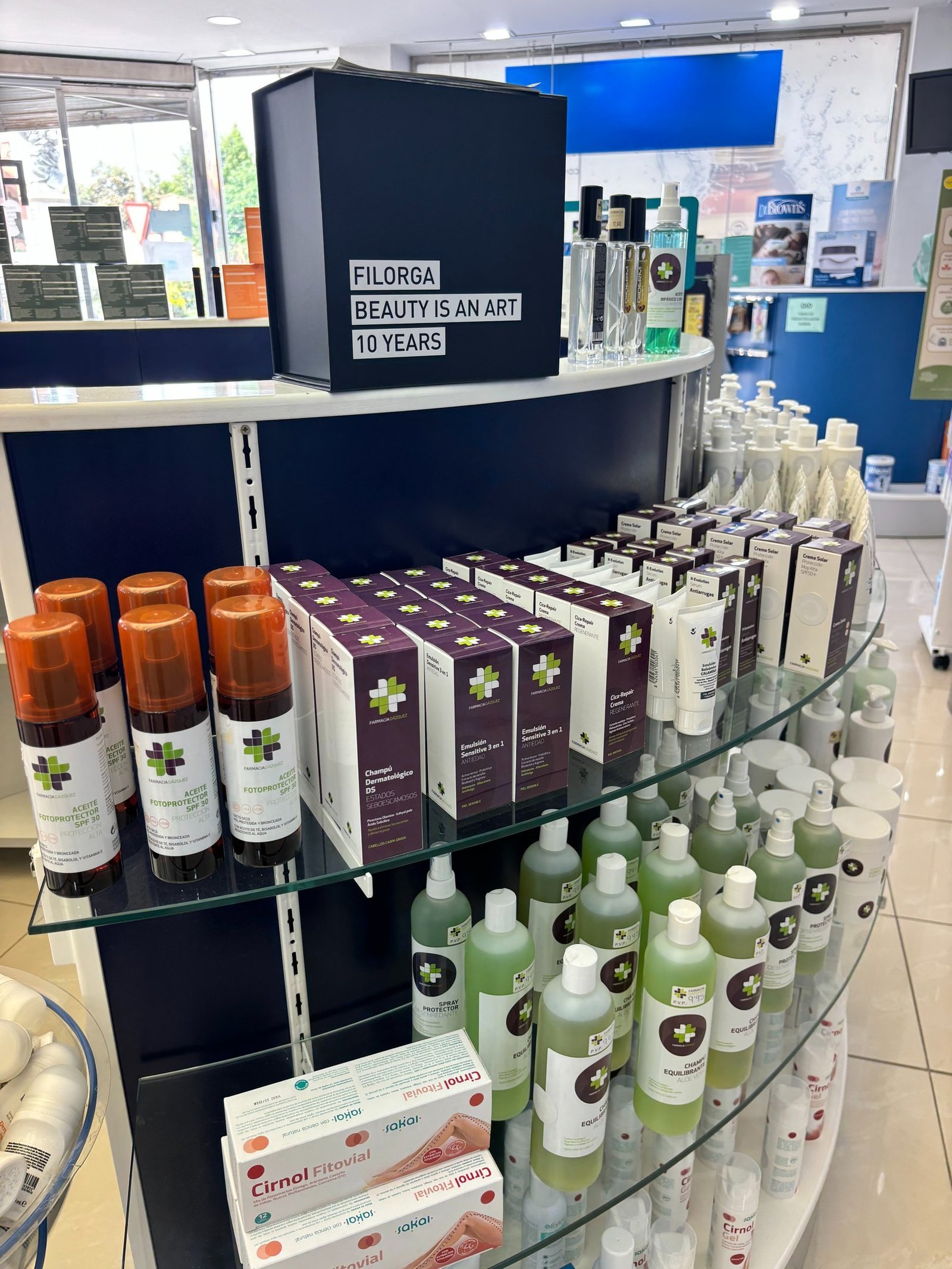 Lineal de productos en el interior de la farmacia